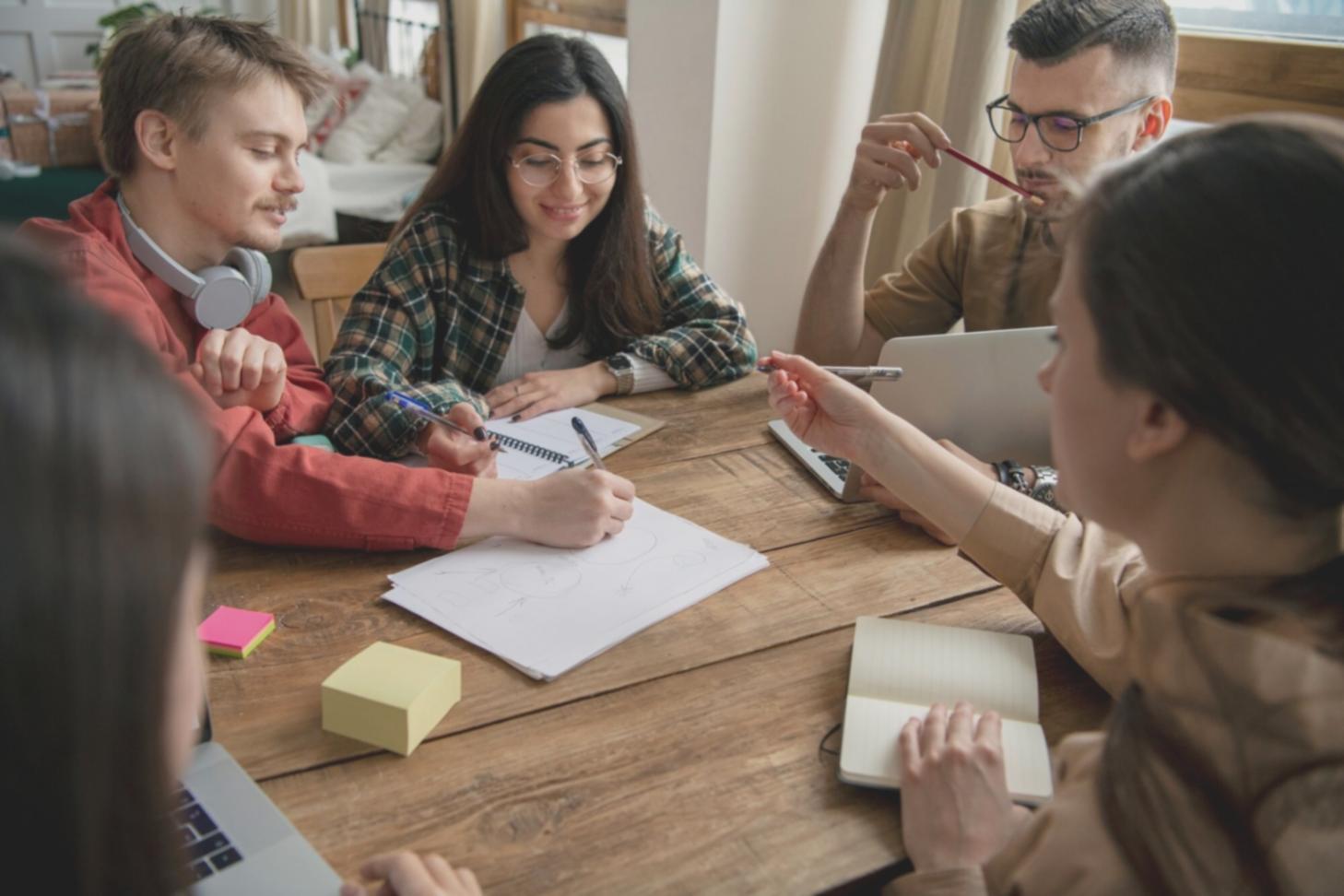 Espace de travail organisé représentant la discipline et la structure